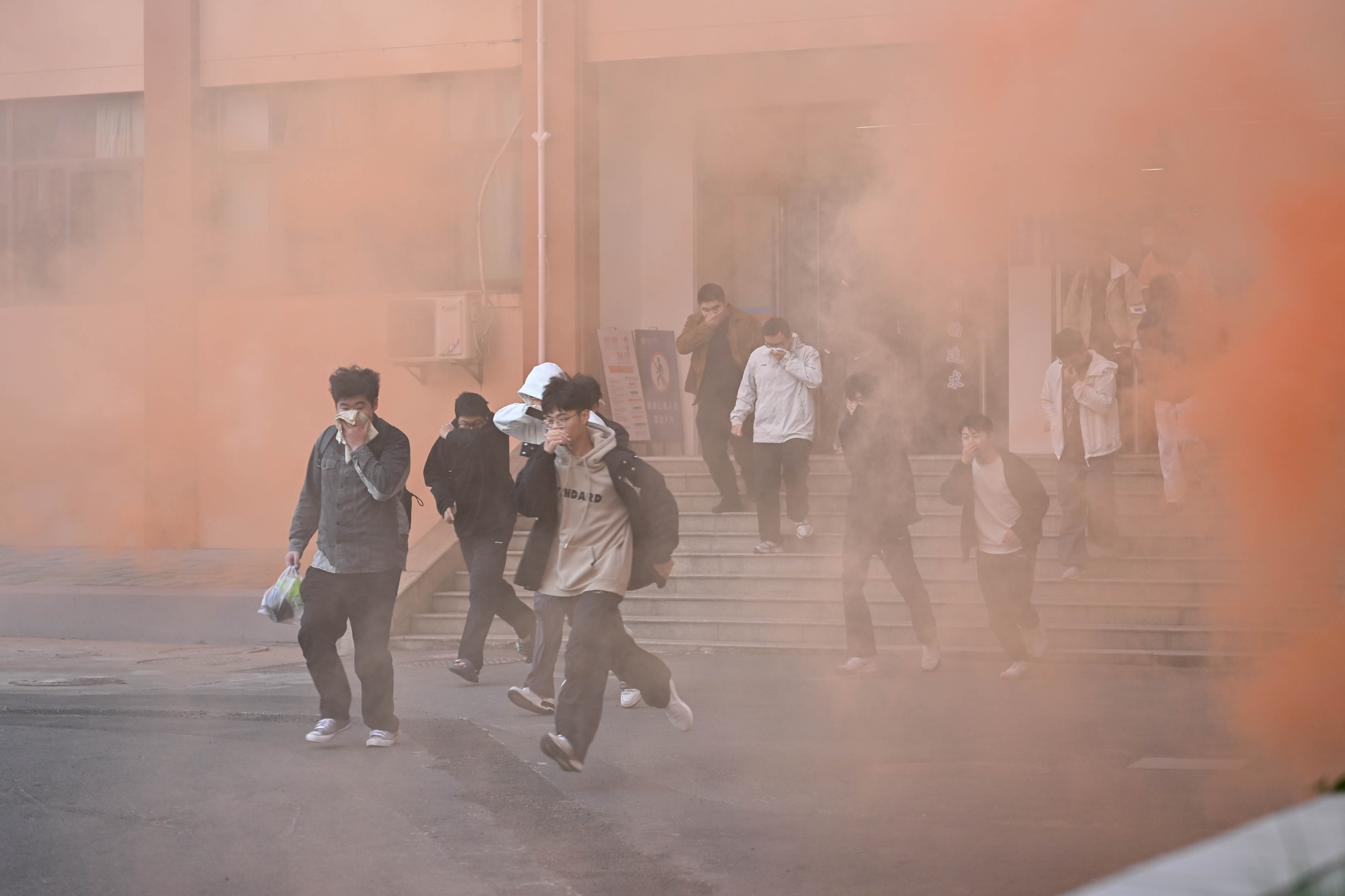 我校开展男生宿舍楼消防应急疏散演练活动