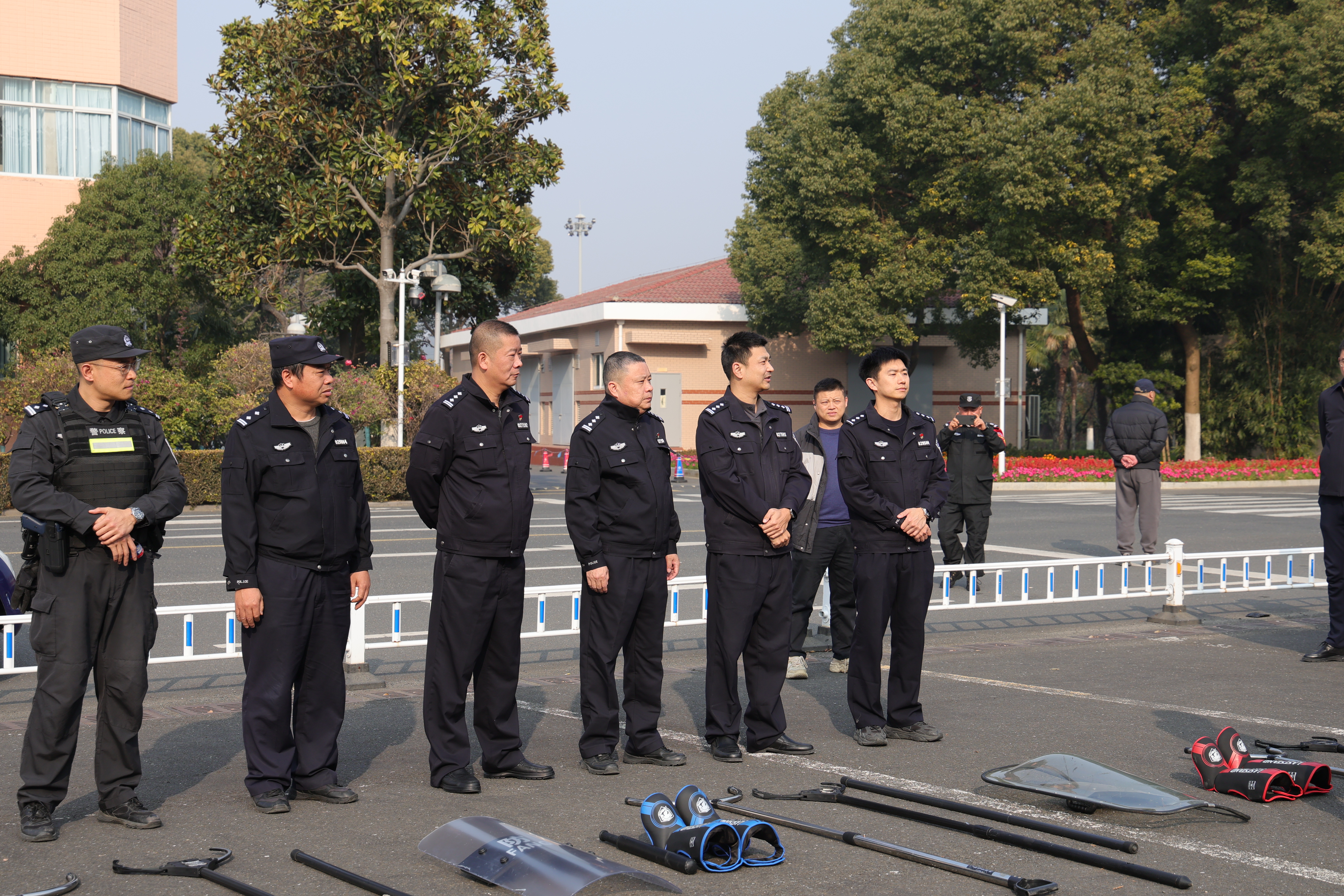 强化安保能力 筑牢校园防线 —我校开展反恐防暴应急培训与演练