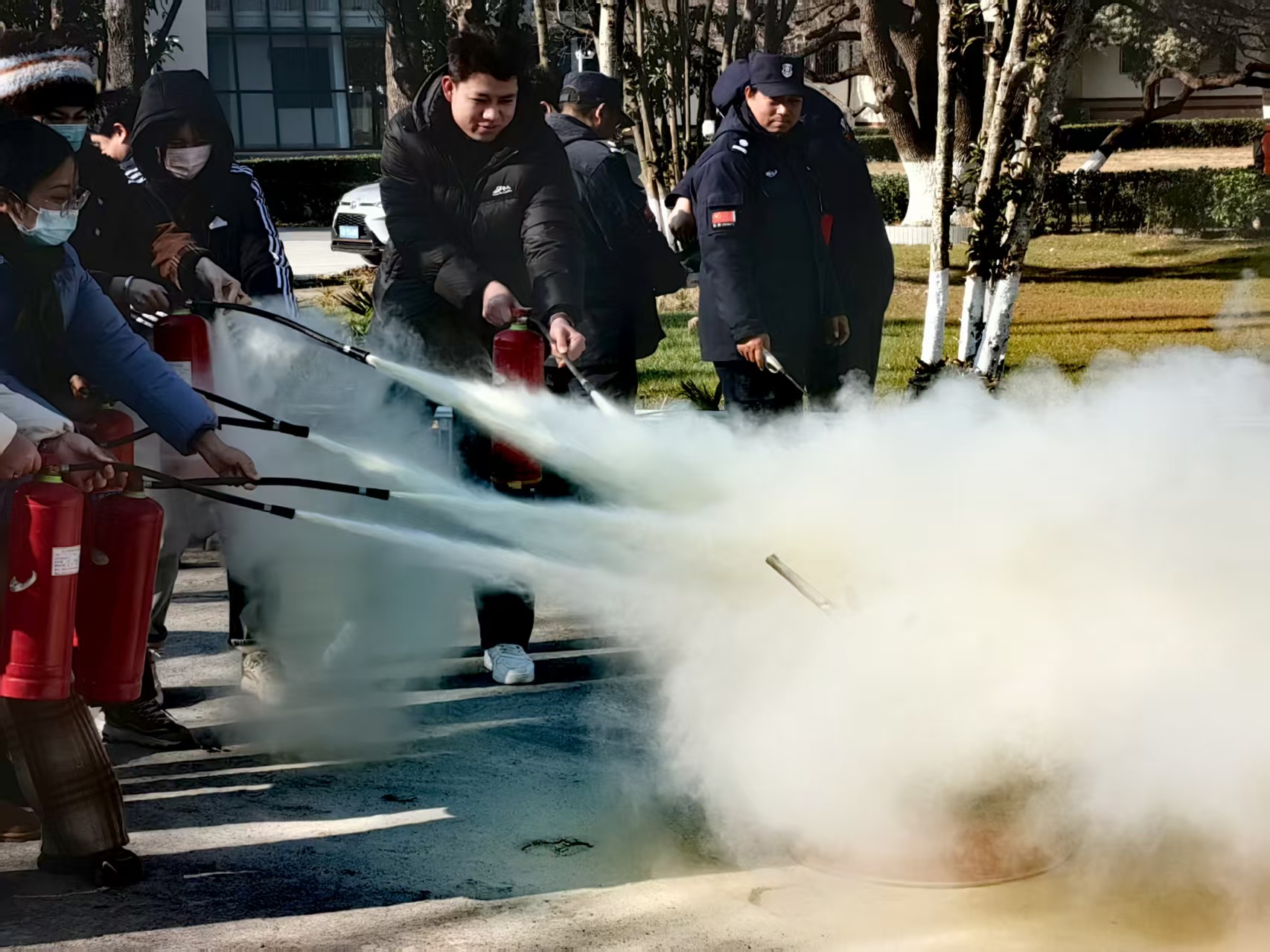 练实战 筑防线—学校开展2026年实验室消防灭火和防暴演练活动